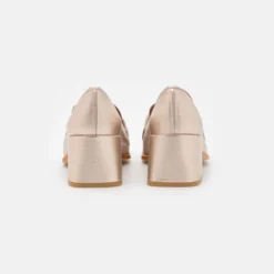 ANGEL ALARCON Klassieke Pumps - Champagne 9 ANGEL ALARCON Klassieke Pumps - Champagne -Aanbiedingen Comfort Voet Winkel 51681f0697154bc9baee9105c577e937 scaled