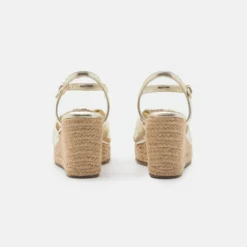 Ted Baker Carda - Sandalen Met Plateauzool - Gold 9 Ted Baker Carda - Sandalen Met Plateauzool - Gold -Aanbiedingen Comfort Voet Winkel 6cc2018fa3764f81afb8b9624b6c1114 scaled