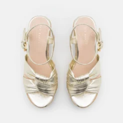 Ted Baker Carda - Sandalen Met Plateauzool - Gold 11 Ted Baker Carda - Sandalen Met Plateauzool - Gold -Aanbiedingen Comfort Voet Winkel cbde33ff78714bc98503db1f347ddde9 scaled