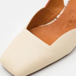 Chie Mihara Vynta - Klassieke Pumps - Duque Leche/Ferrari Cherry/Rover Sand/Black -Aanbiedingen Comfort Voet Winkel cf3a275e8d7044c69586d1f9f852b1ca scaled